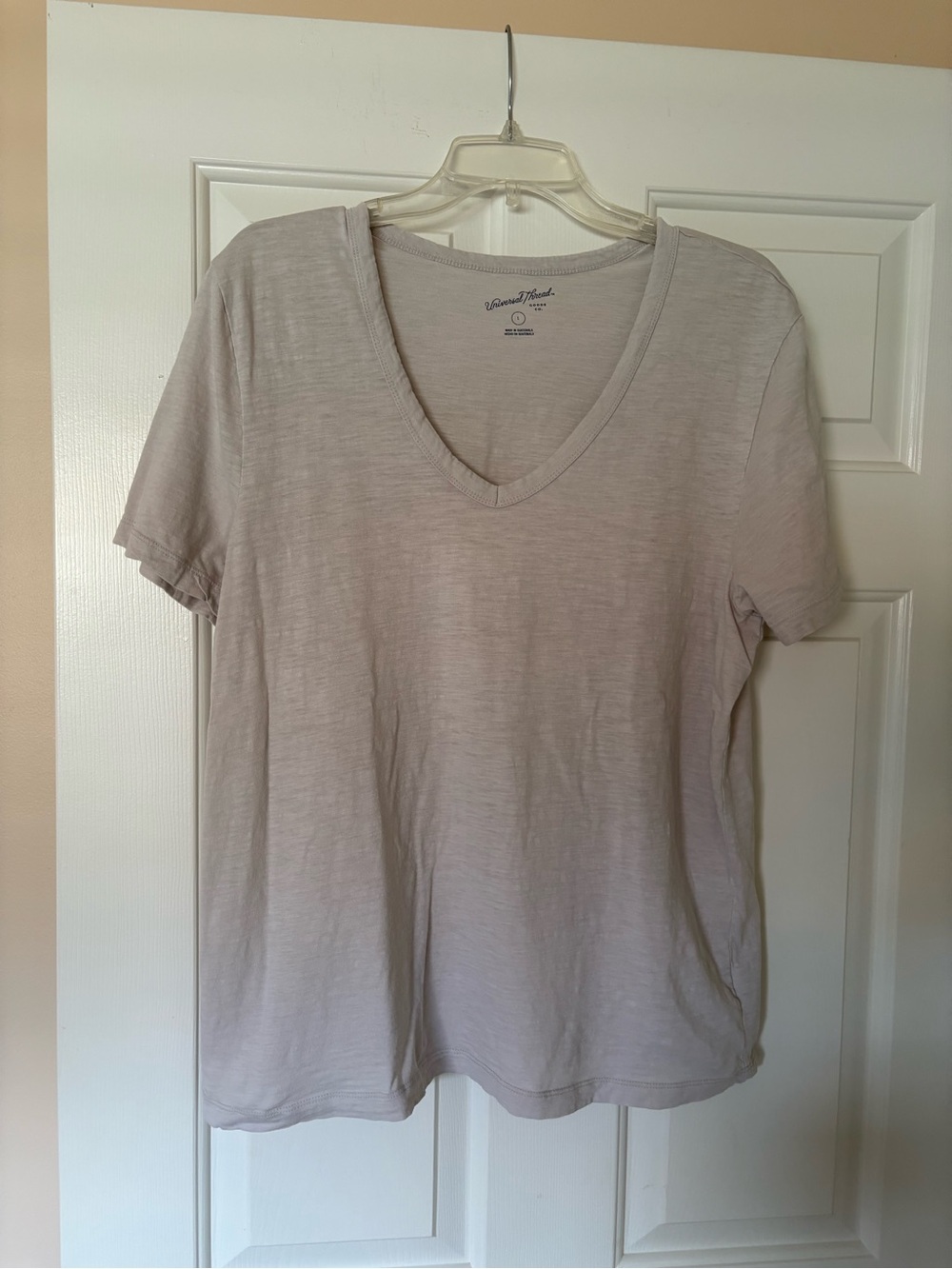 Universal Thread Women's V-Neck Tee - Light Taupe